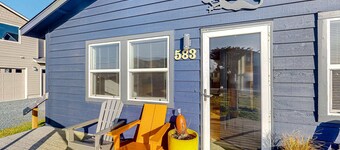 Luxurious house w/ great room, woodstove & beach nearby - dogs OK