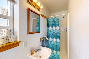 Douche, séchoir à cheveux, serviettes fournies