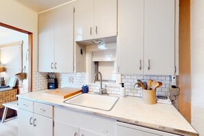 Fridge, microwave, oven, stovetop - Inviting studio in Seaside with an enclosed yard - close to the beach (Seaside)
