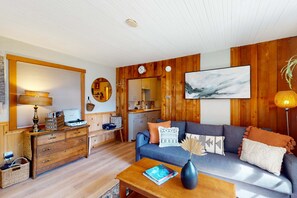 TV, offices - Inviting studio in Seaside with an enclosed yard - close to the beach (Seaside)