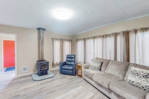 TV, fireplace, offices - Home near the ocean with wood stove, large yard, washer&dryer, streaming, patio (Coos Bay)