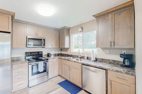 Home near the ocean with wood stove, large yard, washer&dryer, streaming, patio