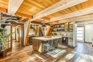Fridge, microwave, oven, stovetop - Stunning Luxury A-Frame in the Heart of Government Camp, walk to Skibowl (Government Camp)