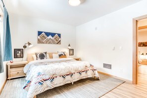 2 bedrooms, desk, iron/ironing board, WiFi