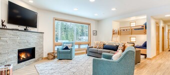 Bright & modern dog-friendly getaway w/ private balcony, gas grill, & free WiFi