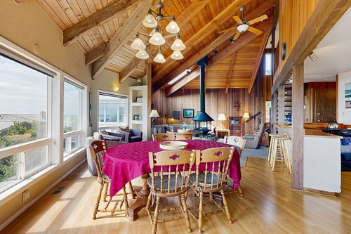 Unique oceanfront home with gorgeous ocean views & private sauna