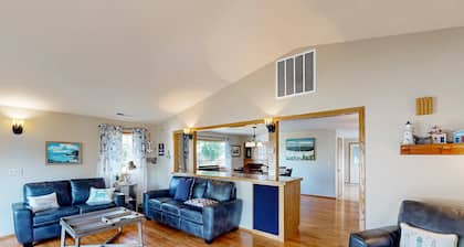 Cozy family-friendly home with game room, valley views, private hot tub, grill