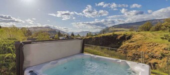 Closest home to Mosier Falls with mountain & river views, hot tub, & game room