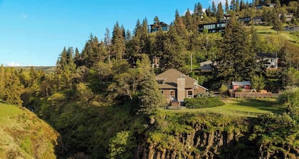 Closest home to Mosier Falls with mountain & river views, hot tub, & game room