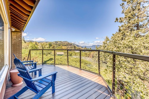 Closest home to Mosier Falls with mountain & river views, hot tub, & game room