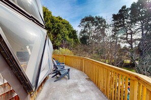 Terrace/patio - Unique Geodesic Dome Home with WiFi, Deck & Lovely Views - 2 Dogs OK (Otter Rock)
