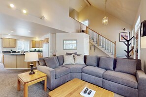 TV, fireplace, DVD player, offices - Cozy Home in the Pines with Private Hot Tub - Convenient Location, 8 SHARC Passes (Sunriver)