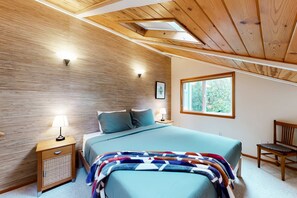 3 bedrooms, desk, WiFi, bed sheets - Tree-lined coastal home with wood fireplace, yard, W&D, & games - dog-friendly (Manzanita)