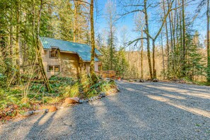 Exterior - Fantastic river cabin near Mount Hood with private hot tub, firepit & wood stove (Rhododendron)