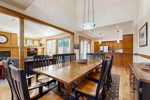 Dining - Luxurious home near the SHARC & Village with private hot tub, resort amenities (Sunriver)