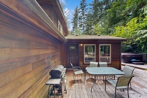 Outdoor dining - Charming cottage near Whaleshead Beach, 4-person private hot tub, deck, & grill (Brookings)
