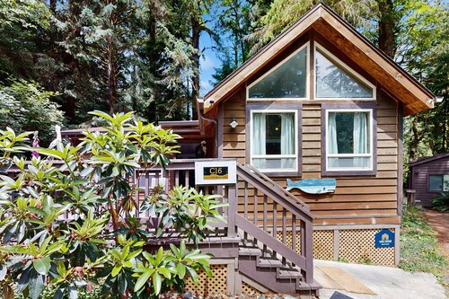 Charming cottage near Whaleshead Beach, 4-person private hot tub, deck, & grill