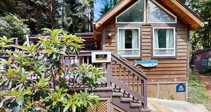 Charming cottage near Whaleshead Beach, 4-person private hot tub, deck, & grill