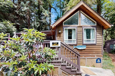 Charming cottage near Whaleshead Beach, 4-person private hot tub, deck, & grill