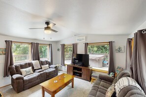 TV, DVD player, offices - Charming cottage near Whaleshead Beach, 4-person private hot tub, deck, & grill (Brookings)