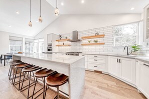 Fridge, microwave, oven, stovetop - Sleek, modern home with hot tub, gas fireplace, & AC - includes 12 SHARC passes (Sunriver)