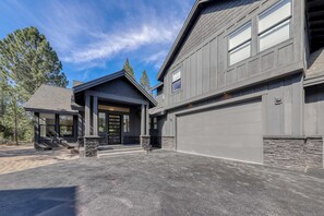 Exterior - Sleek, modern home with hot tub, gas fireplace, & AC - includes 12 SHARC passes (Sunriver)