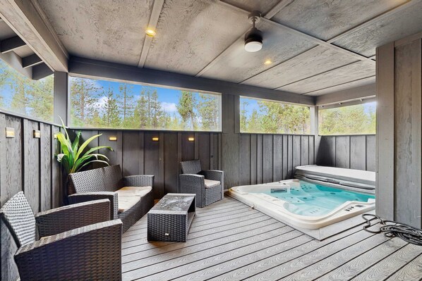 Property grounds - Sleek, modern home with hot tub, gas fireplace, & AC - includes 12 SHARC passes (Sunriver)