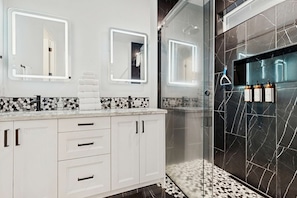 Shower, hair dryer, towels, shampoo - Sleek, modern home with hot tub, gas fireplace, & AC - includes 12 SHARC passes (Sunriver)