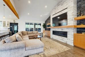 TV, fireplace, offices - Sleek, modern home with hot tub, gas fireplace, & AC - includes 12 SHARC passes (Sunriver)