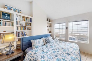 Room - Waterefront Family Home with Beach Access - Dog-friendly (Waldport)