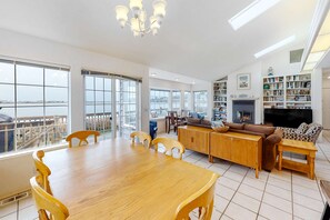 Interior - Waterefront Family Home with Beach Access - Dog-friendly (Waldport)