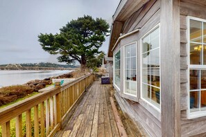 Property grounds - Waterefront Family Home with Beach Access - Dog-friendly (Waldport)