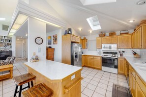 Private kitchen - Waterefront Family Home with Beach Access - Dog-friendly (Waldport)