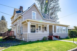 Exterior - Charming Home with Fast WiFi, a Private washer&dryer, & Two Kitchens (Springfield)