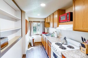 Fridge, microwave, oven, stovetop - Charming Home with Fast WiFi, a Private washer&dryer, & Two Kitchens (Springfield)