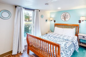 2 bedrooms, iron/ironing board, WiFi, bed sheets - Charming Home with Fast WiFi, a Private washer&dryer, & Two Kitchens (Springfield)