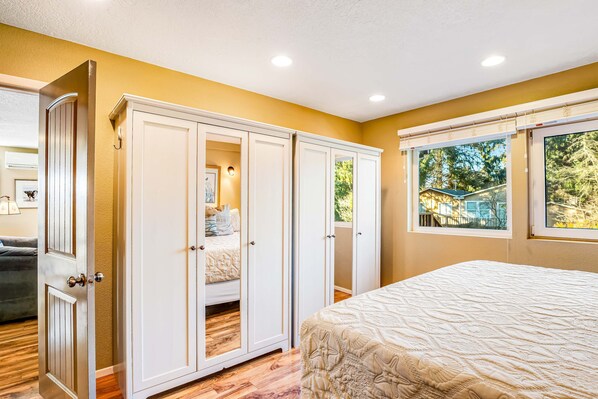 2 bedrooms, desk, iron/ironing board, WiFi - Updated Dog-Friendly Cottage with Outdoor Firepit, Five Blocks from the Beach (Gearhart)