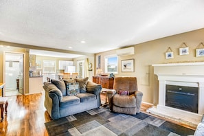 TV, fireplace, DVD player, offices - Updated Dog-Friendly Cottage with Outdoor Firepit, Five Blocks from the Beach (Gearhart)