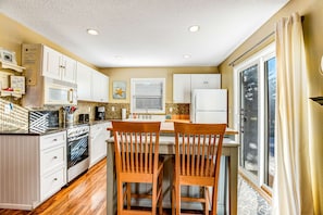 Fridge, microwave, oven, stovetop - Updated Dog-Friendly Cottage with Outdoor Firepit, Five Blocks from the Beach (Gearhart)