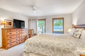 4 bedrooms, iron/ironing board, WiFi, bed sheets - Sweet Sunriver Home with Private Hot Tub, Outdoor Space & Eight SHARC Passes (Sunriver)