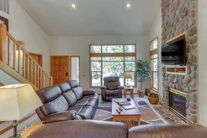 TV, fireplace, DVD player - Sweet Sunriver Home with Private Hot Tub, Outdoor Space & Eight SHARC Passes (Sunriver)