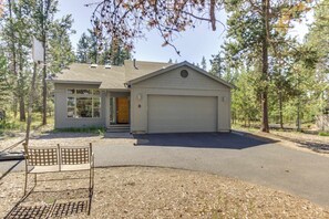 Exterior - Sweet Sunriver Home with Private Hot Tub, Outdoor Space & Eight SHARC Passes (Sunriver)