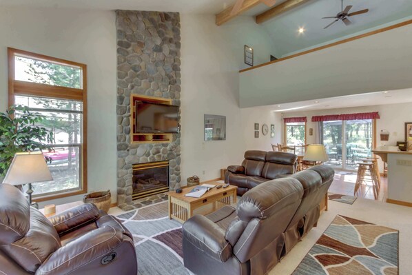 TV, fireplace, DVD player - Sweet Sunriver Home with Private Hot Tub, Outdoor Space & Eight SHARC Passes (Sunriver)