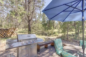 Outdoor dining - Sweet Sunriver Home with Private Hot Tub, Outdoor Space & Eight SHARC Passes (Sunriver)