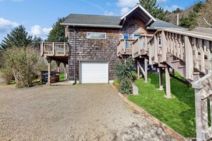 Exterior - Delightful Home with Ocean View & Private Hot Tub - 3 Blocks to Beach (Yachats)