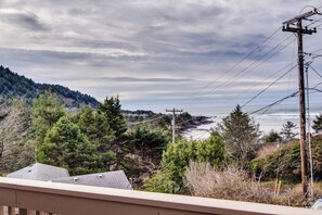 Property grounds - Delightful Home with Ocean View & Private Hot Tub - 3 Blocks to Beach (Yachats)