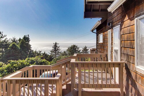 Delightful Home with Ocean View & Private Hot Tub - 3 Blocks to Beach
