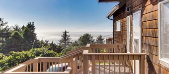 Delightful Home with Ocean View & Private Hot Tub - 3 Blocks to Beach