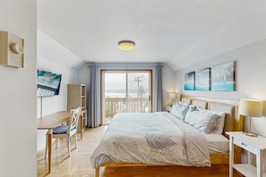 Room - Delightful Home with Ocean View & Private Hot Tub - 3 Blocks to Beach (Yachats)