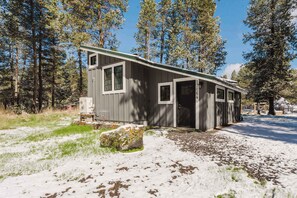 Exterior - Cozy recreation home with full kitchen, washer & dryer, private lot and WIFI (Bend)